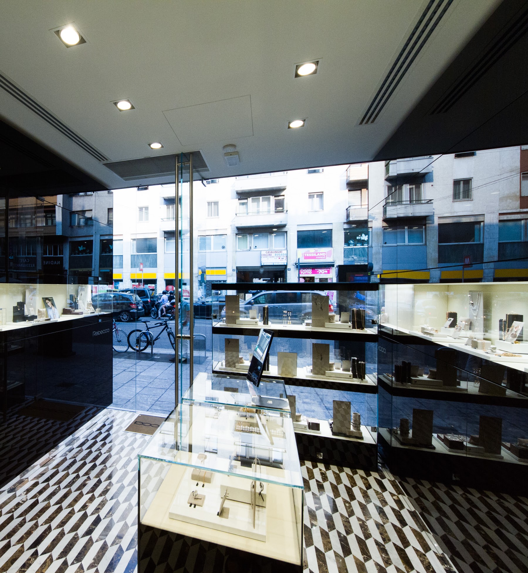 米兰 Rebecca 商店 - 简约优雅的珠宝展示空间-4
