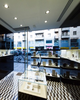 米兰 Rebecca 商店 - 简约优雅的珠宝展示空间