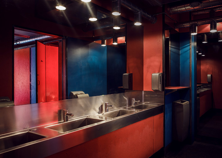 布达佩斯 Kolor 酒吧餐厅,红蓝双色工业风设计-20