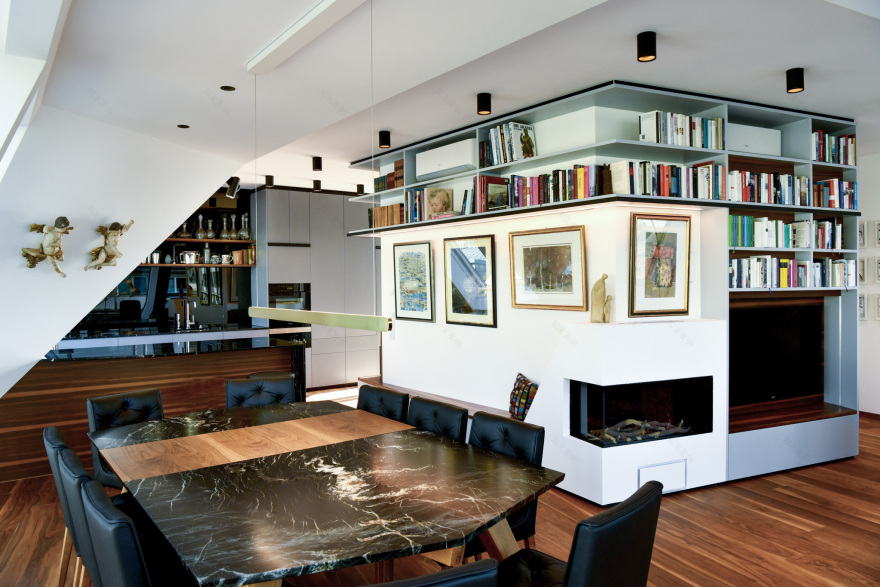 维也纳七区顶层公寓,温馨原木与黑色花岗岩的完美融合-0