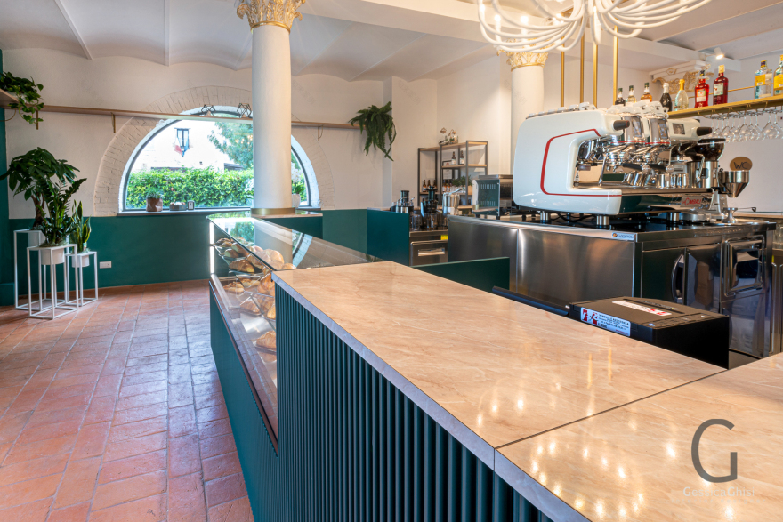 古罗马剧院内的现代咖啡厅-10