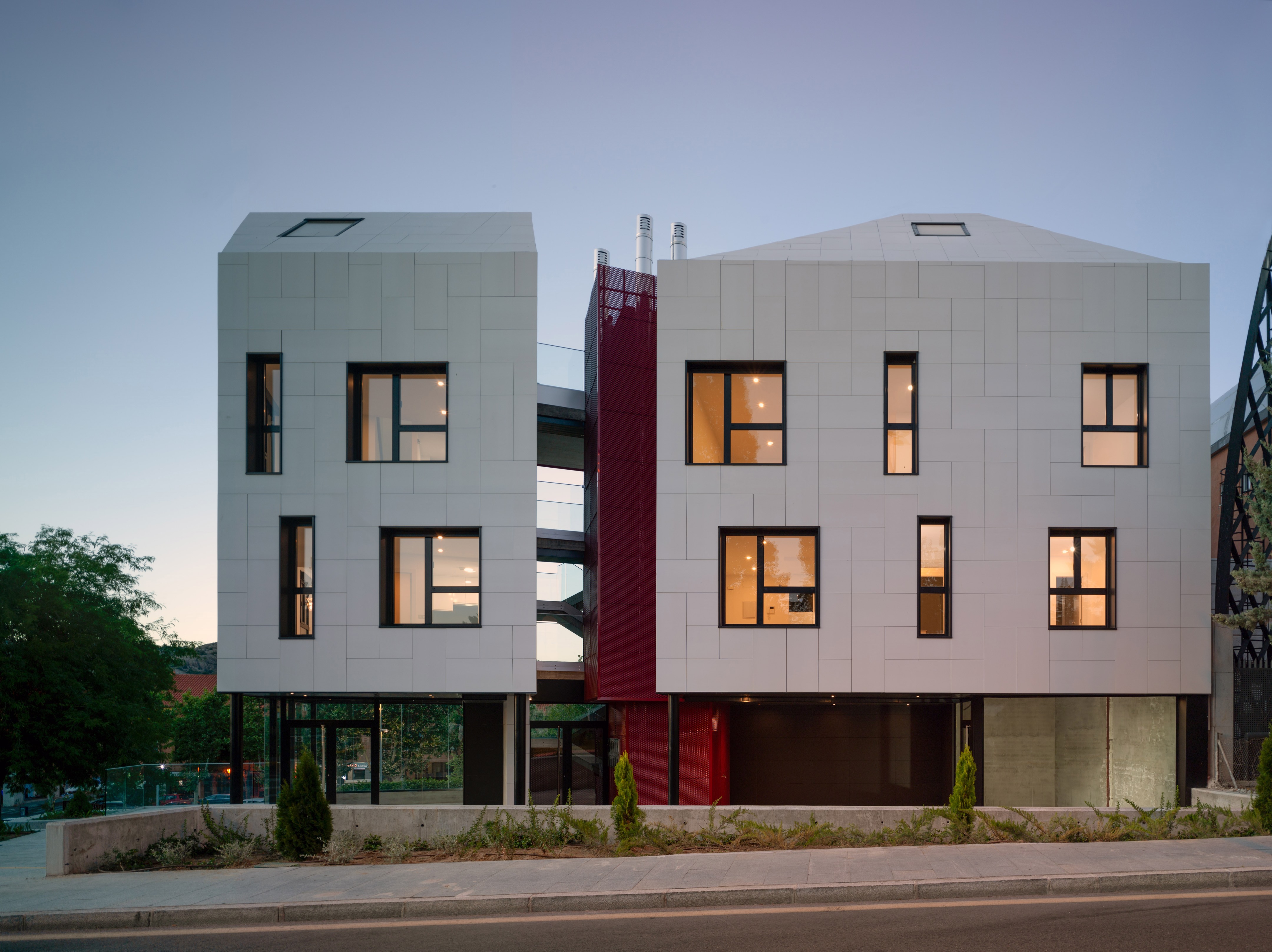 双街交汇处的立体建筑-2