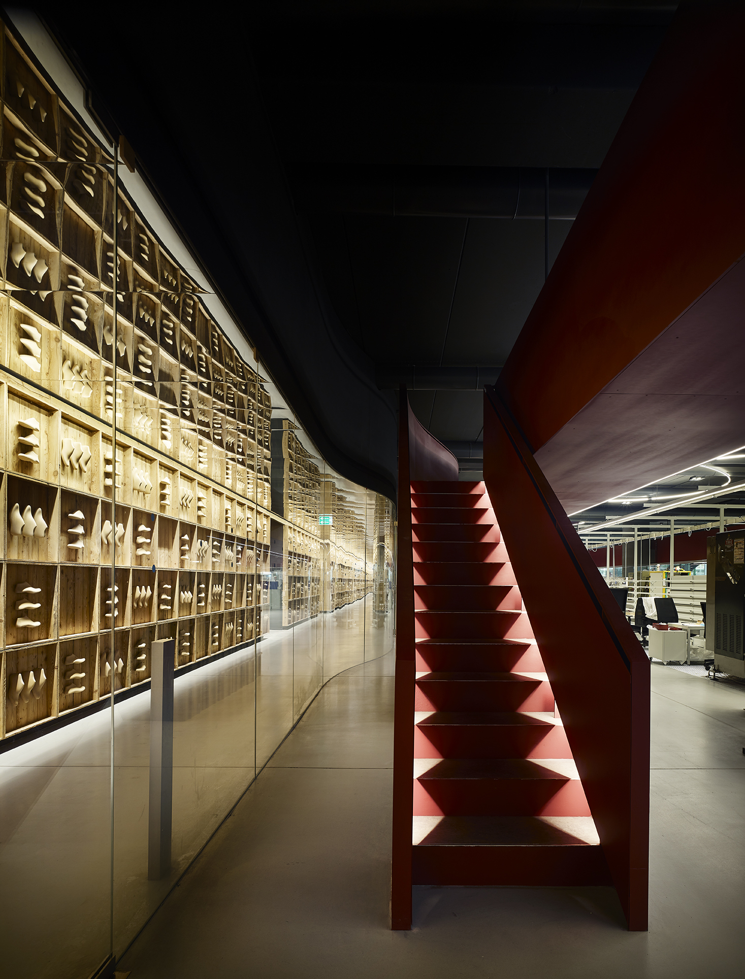 Ferragamo 工厂变身时尚秀场,室内设计展现品牌魅力-5