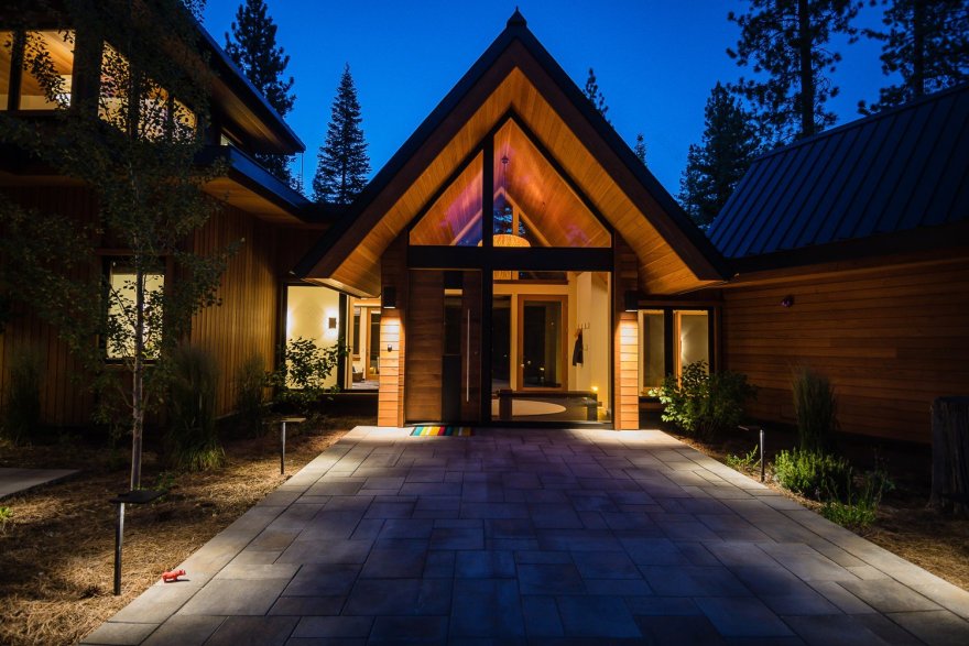 倾斜之地的璀璨明珠 | Crestwood Construction 的山居别墅设计-1