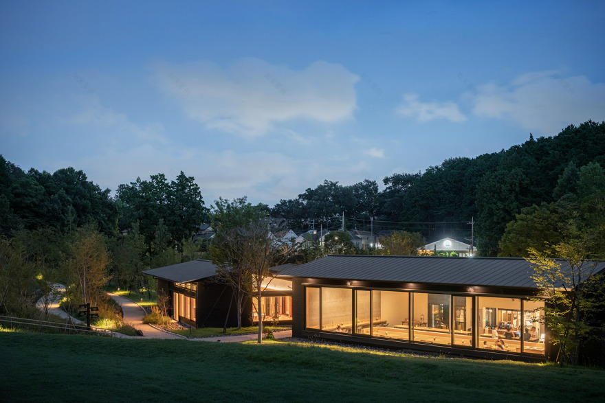 町田药师池公园“四季彩之森”游客中心,日本/运用村落般的建筑形式营造愉悦步行体验-75