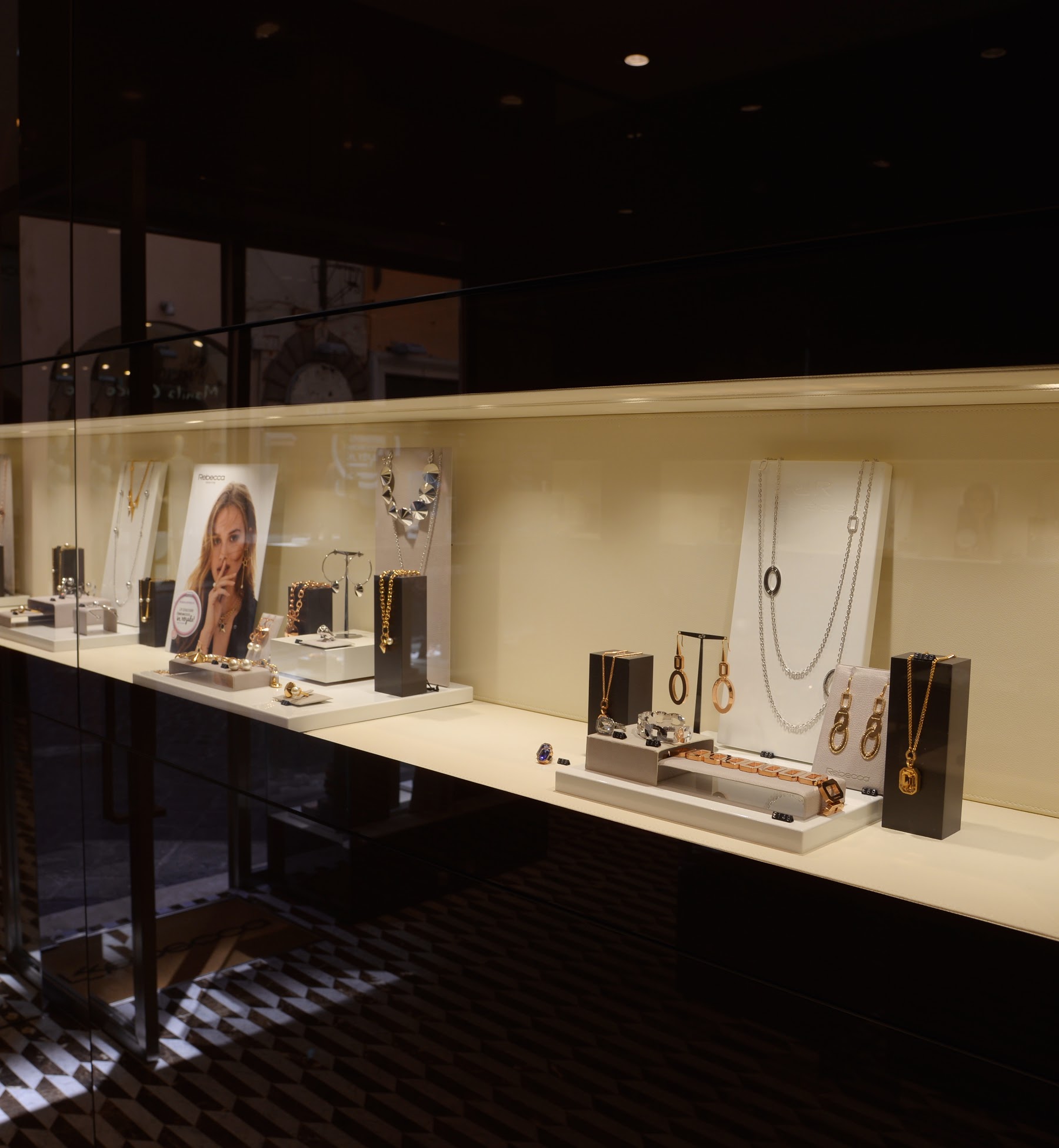 简约风格 Rebecca 商店亮相罗马-5