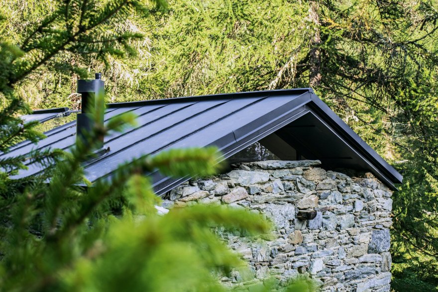 森林中的石头小屋-0