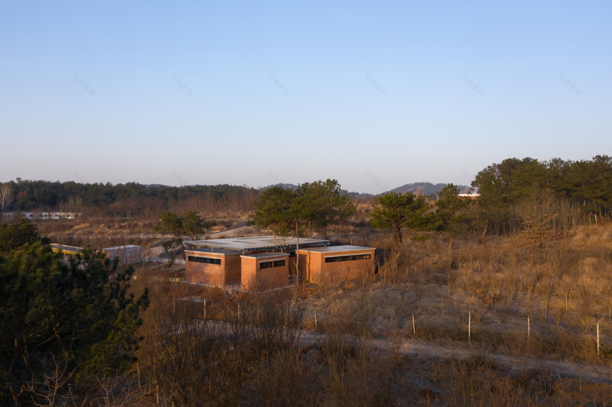 松树环绕的乡村旅游公厕丨中国武汉丨UAO 瑞拓设计-9