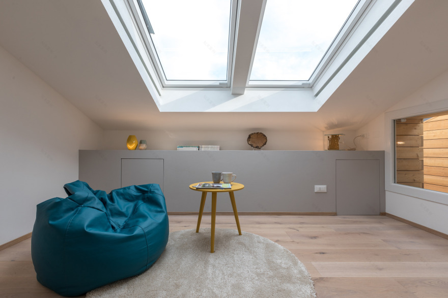 意式公寓顶层翻新,自然光与人工光交融打造温馨生活空间-7