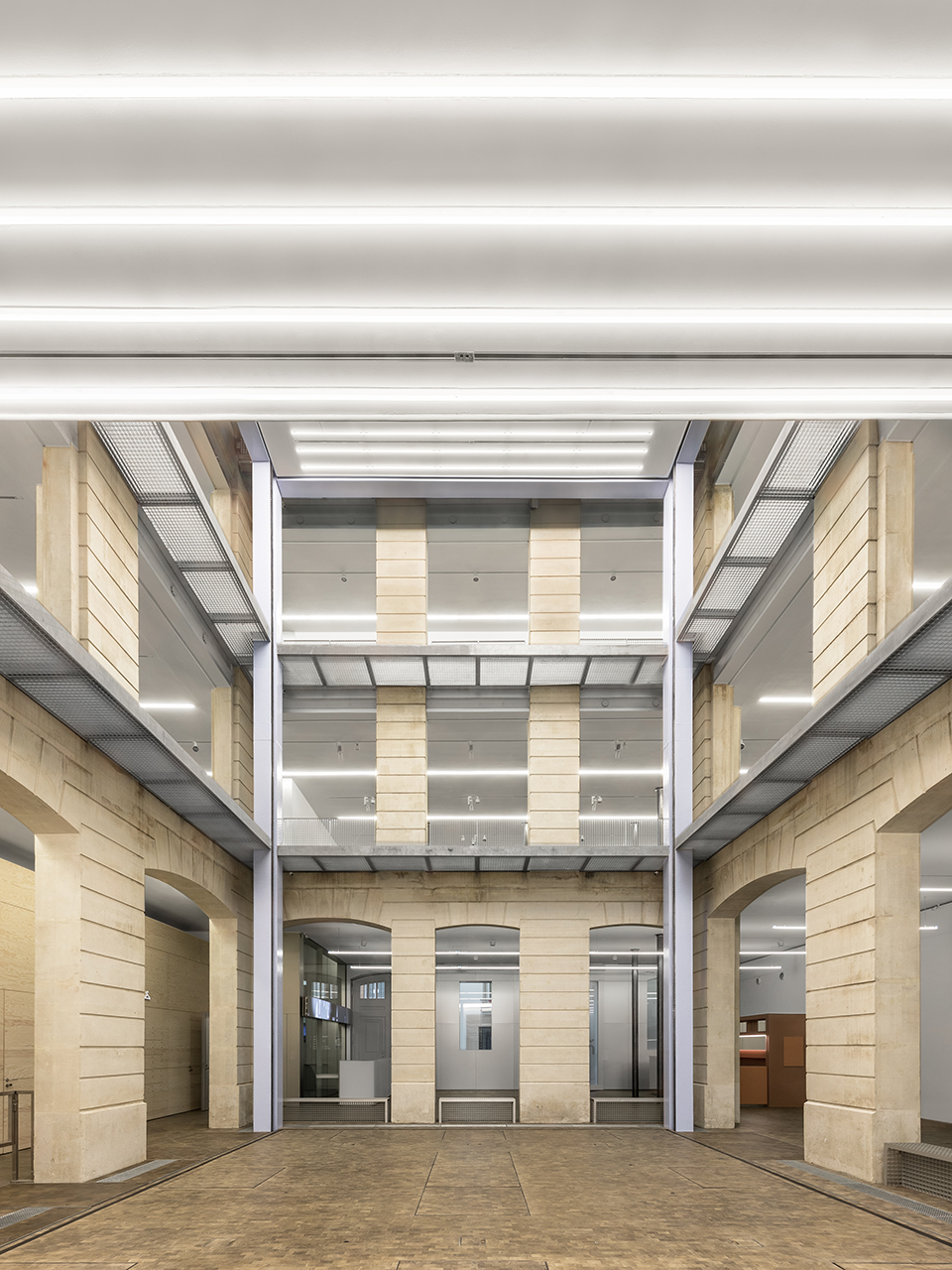老佛爷百货基金会艺术空间，巴黎/在旧工业建筑中置入可移动的展览平台-58