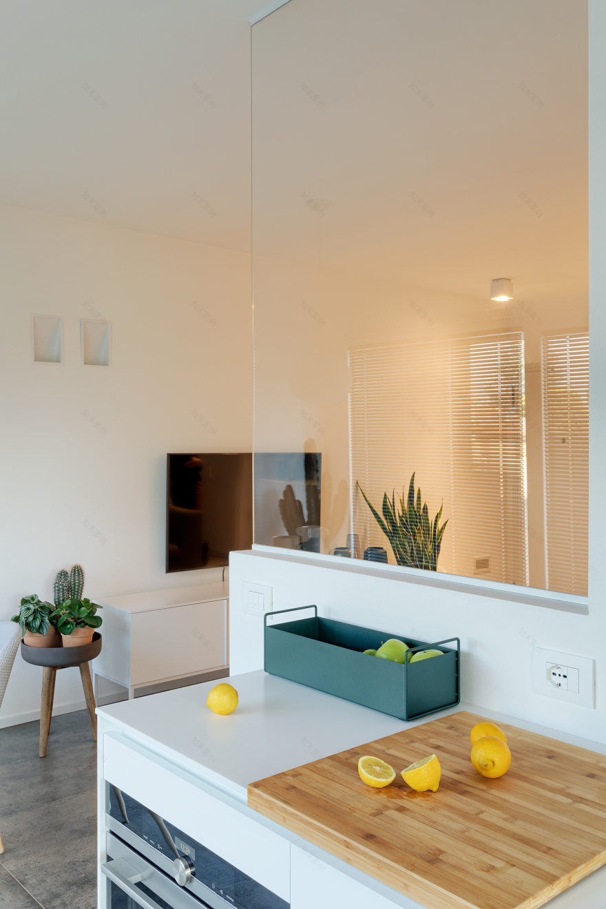 极简白色公寓,自然光线与设计完美融合-18