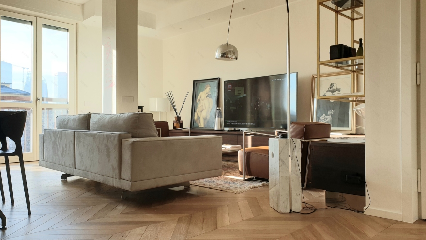 黄金光辉下的自然与人工光影公寓-4