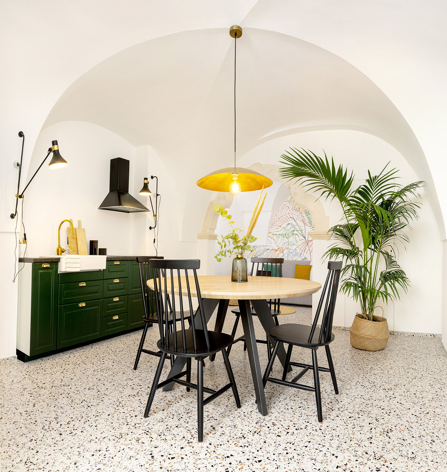 意大利风情传统公寓翻新，铁艺与石材的精致融合-0