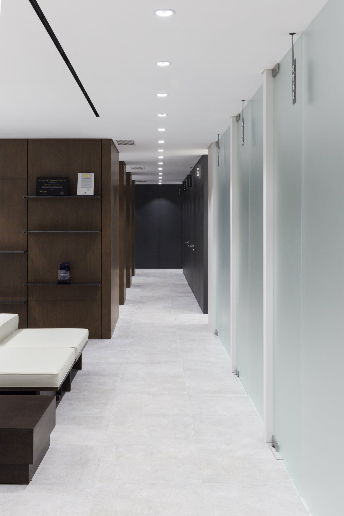 SNU Seoul Eye Clinic by STUDIO UNRAVEL-35