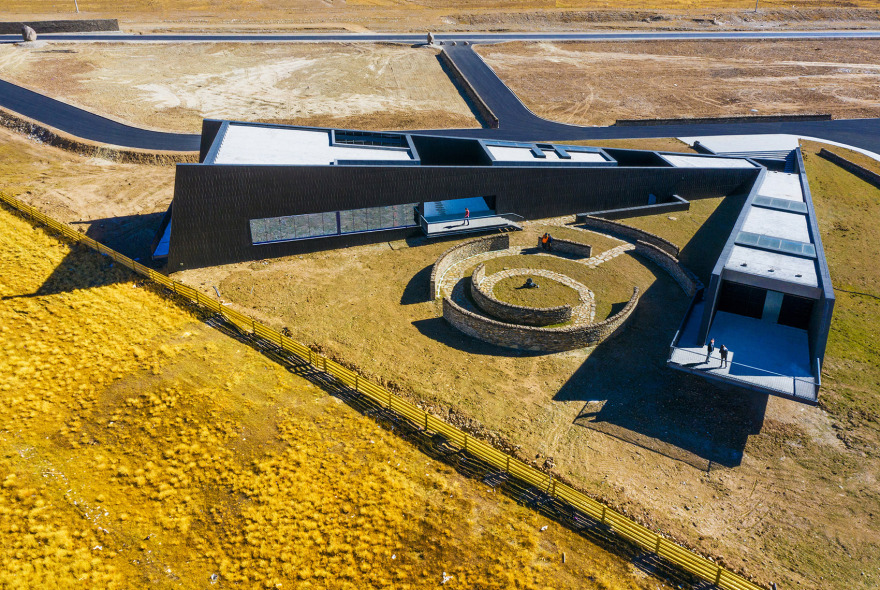 雪山下的神圣黑帐篷——藏地观景平台设计-26