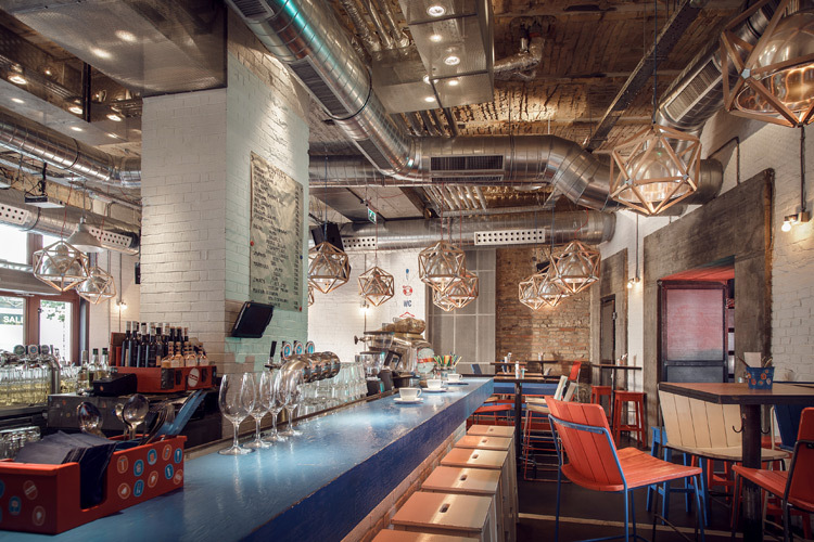 布达佩斯 Kolor 酒吧餐厅,红蓝双色工业风设计-7