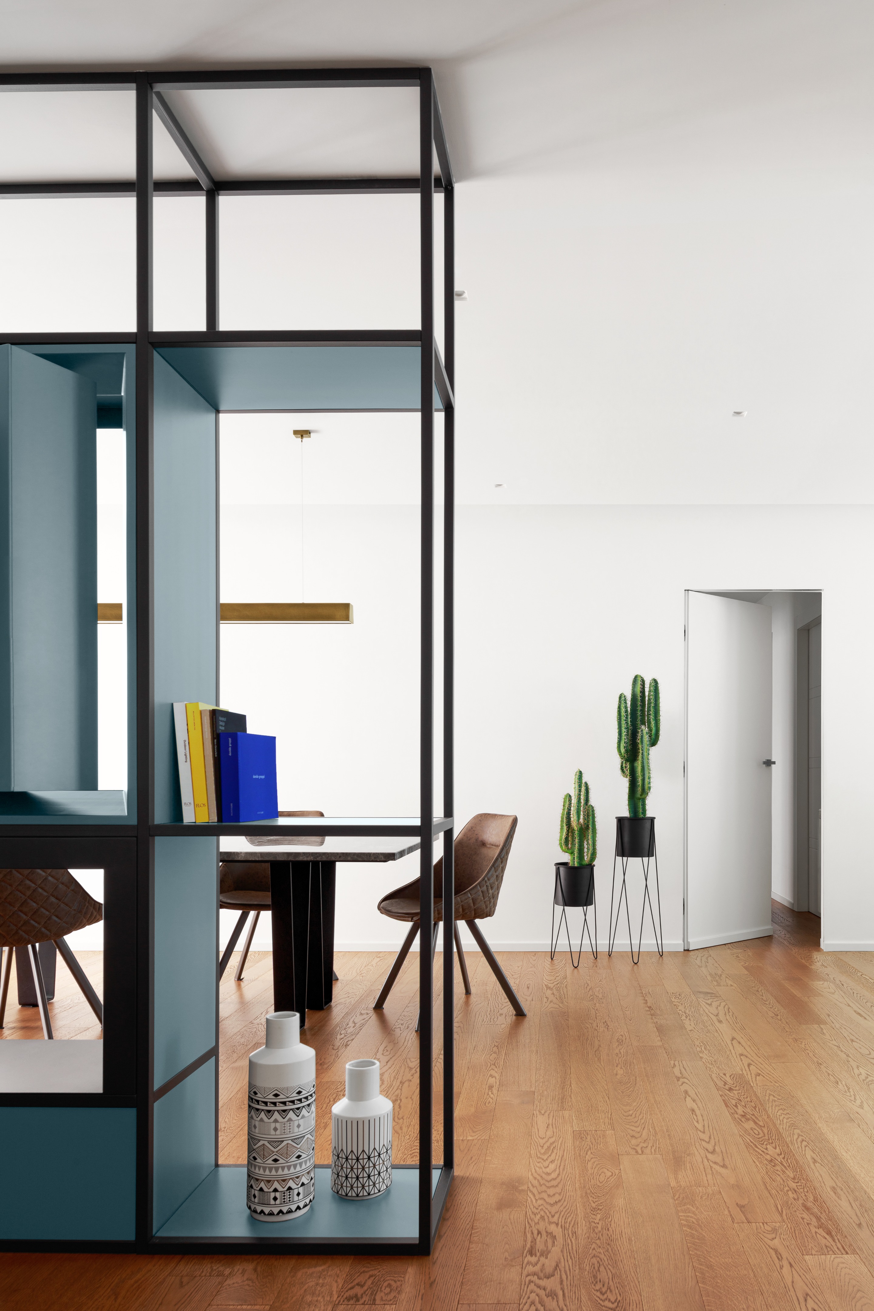 空间通透性改造 | 白色与赤杨木的温馨碰撞-1