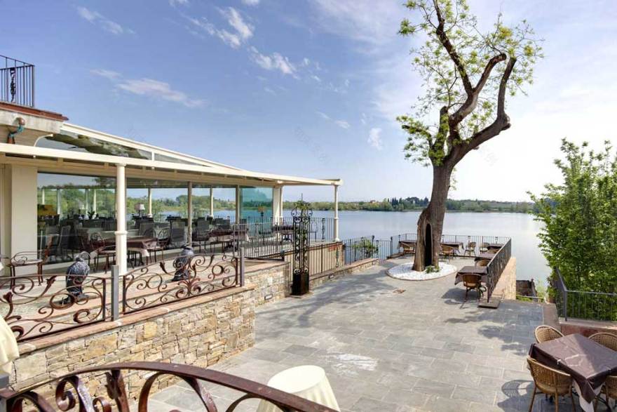 湖畔仙境 | Hotel Le Ali del Frassino 的格拉努拉提锌宝石地板-0