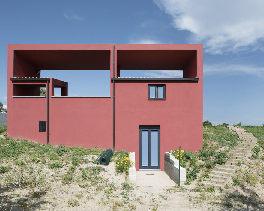 罗马北部田园别墅 | 红屋游泳池的现代建筑设计-1