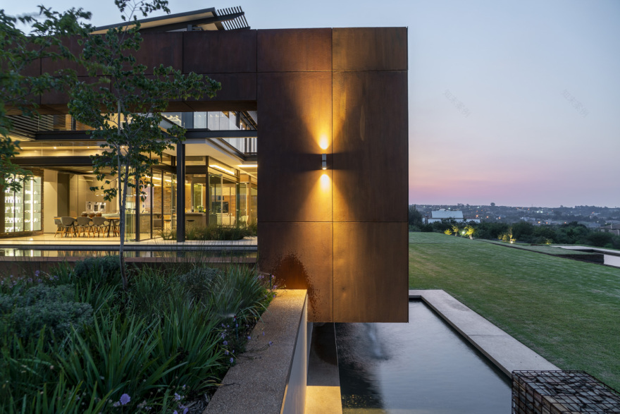 南非 Mooikloof Heights 别墅 | 室内外生活交融,景观迷人-32