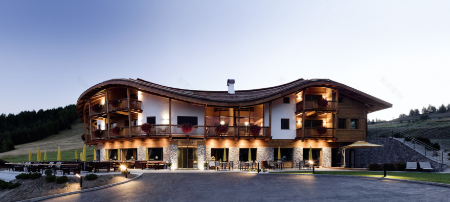 雪山之巅的温馨木屋——Perathoner Architects 的 Hotel Chalet Gerard 设计-0