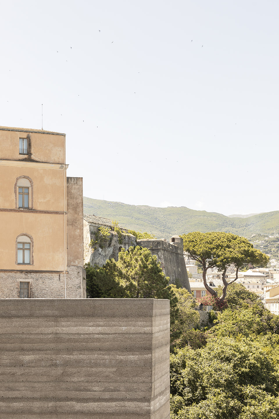 Bastia城堡与港口间的景观空间，法国/充满绿意的舒适连接-44