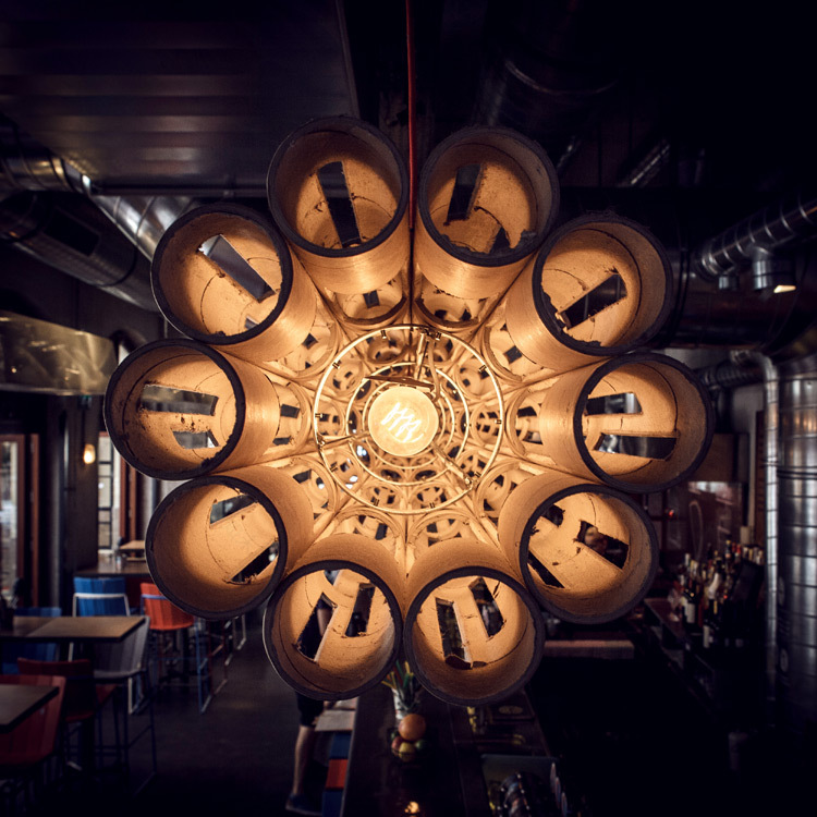 布达佩斯 Kolor 酒吧餐厅,红蓝双色工业风设计-22