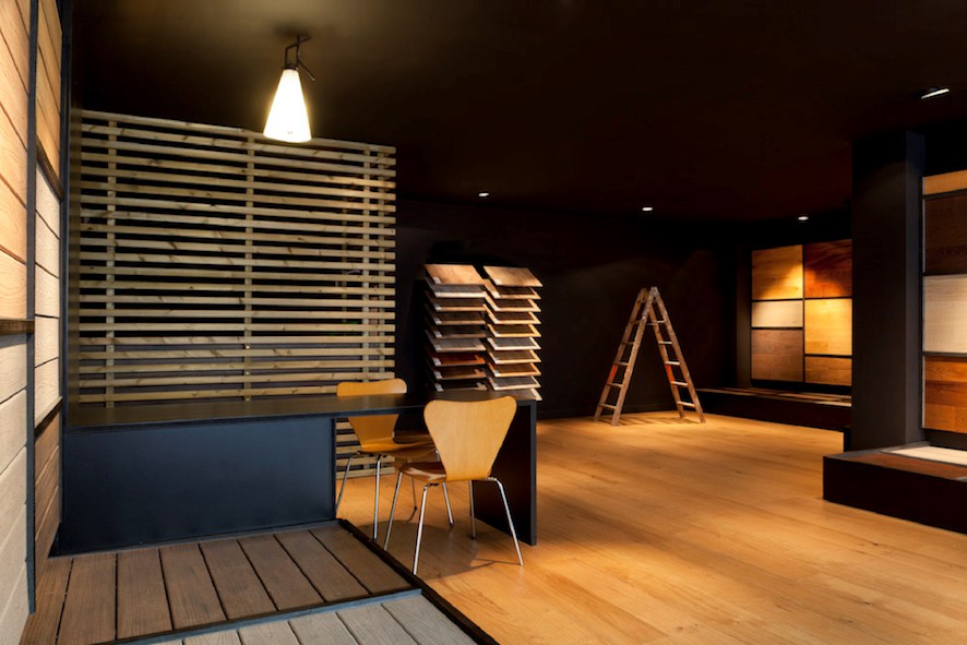 重组木料打造独特地板展厅-3