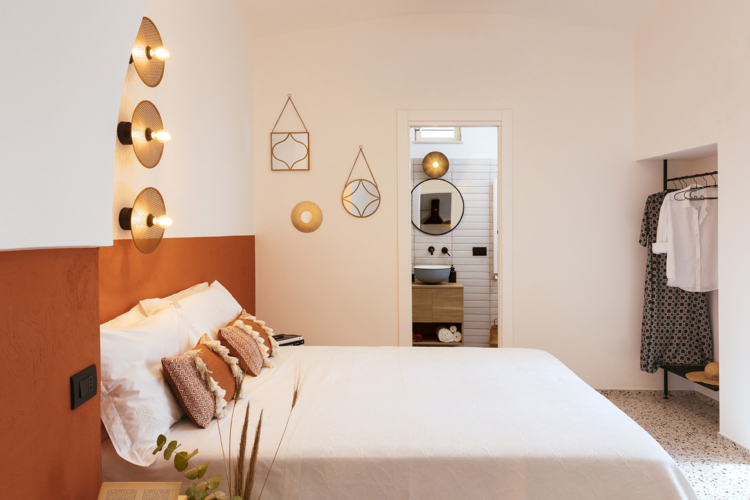 意大利风情传统公寓翻新，铁艺与石材的精致融合-9