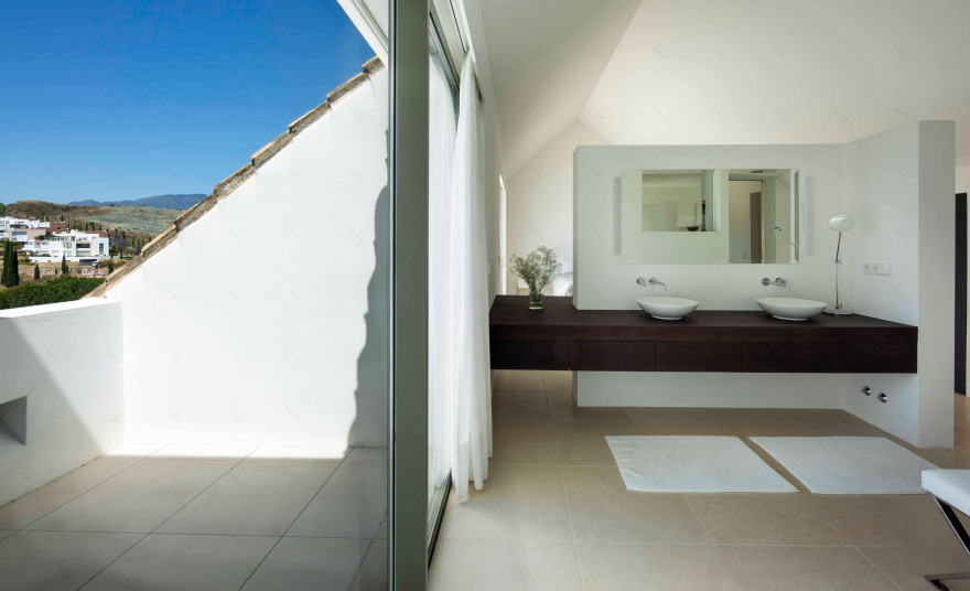 融合自然景观的西班牙风格别墅设计-17