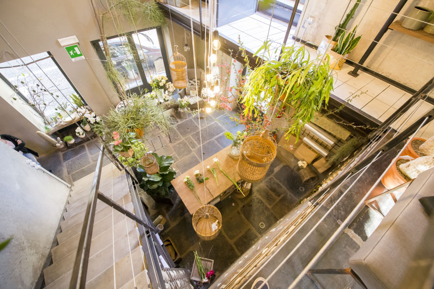 《花之子》餐厅,工业风与自然共融的设计佳作-6