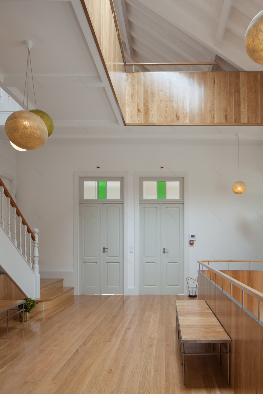 废弃老屋涅槃重生,绿色玻璃门成点睛之笔-2