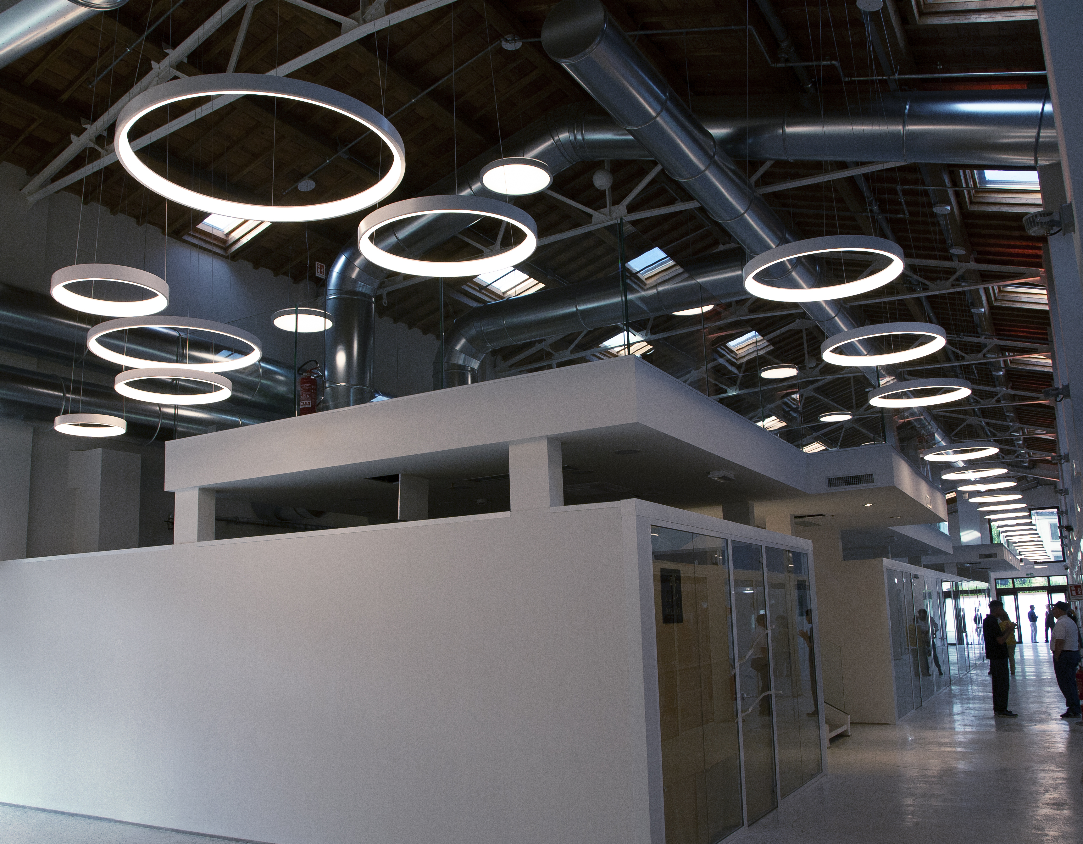 光影游戏打造非凡照明设计——马丁尼利·卢切购物中心-1