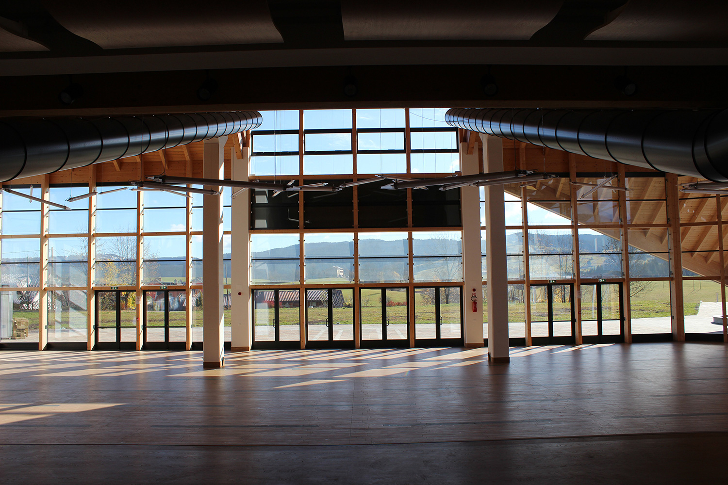 绿意盎然的多功能建筑与城市公园-6