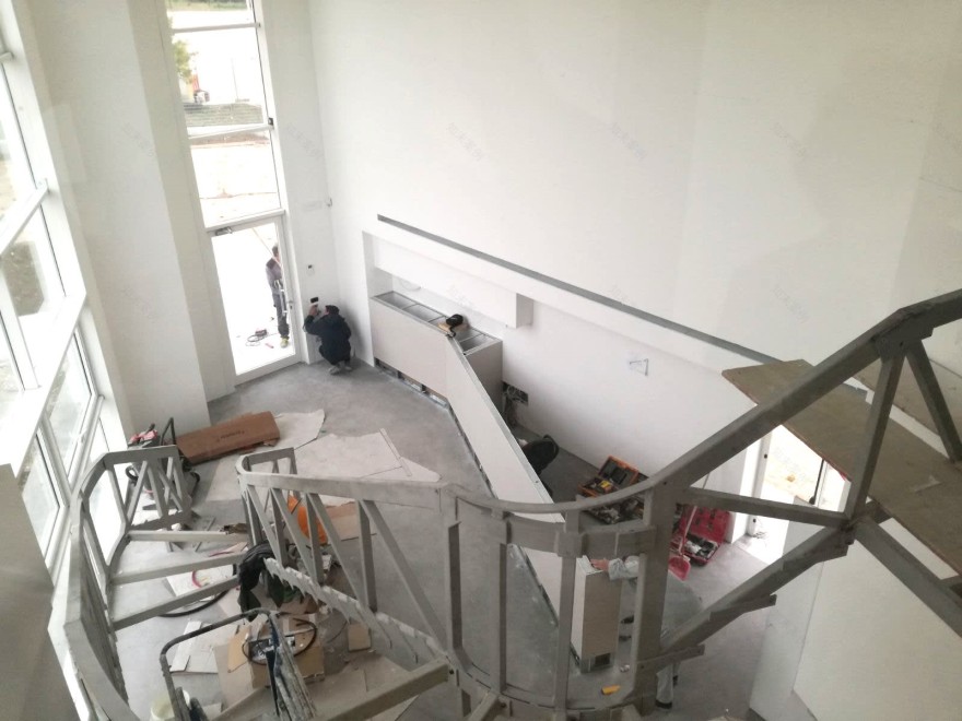 动态工厂入口,弧形楼梯与皮革墙壁的巧妙融合-13