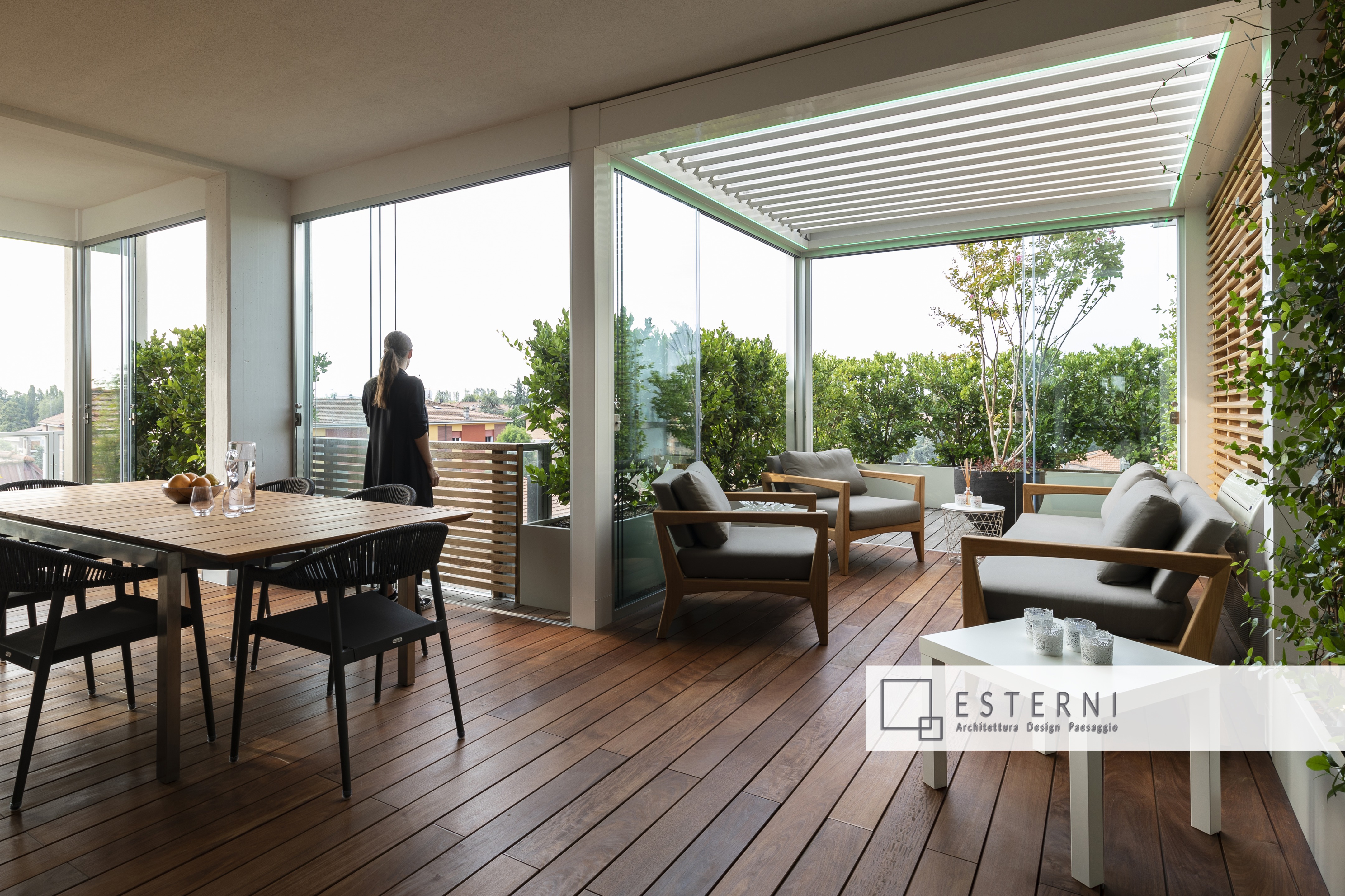 生态木阳台，全玻璃滑动面板，垂直绿墙，漂浮木地板-1