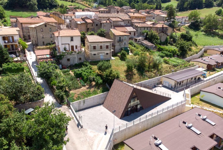 震后重生 · 意大利多功能中心融入山景-2