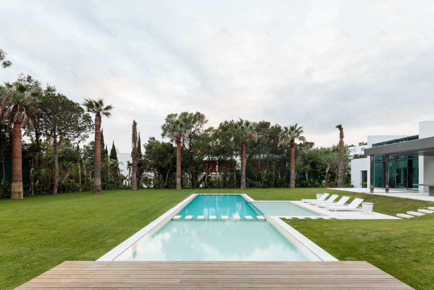 葡萄牙别墅和谐重生,室内外空间完美融合-37