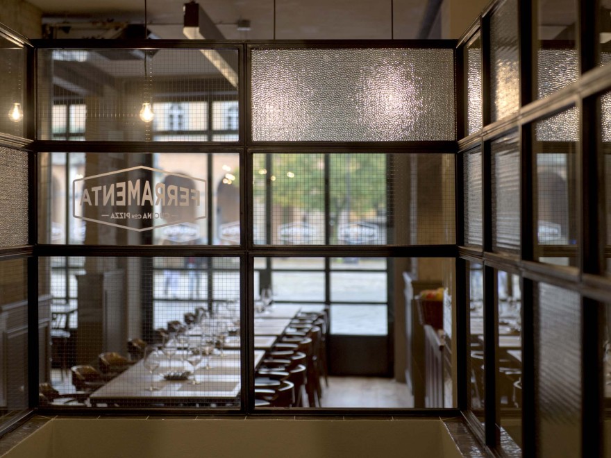 乡村铁器店变身优雅餐厅,传统工艺与美食的完美融合-6