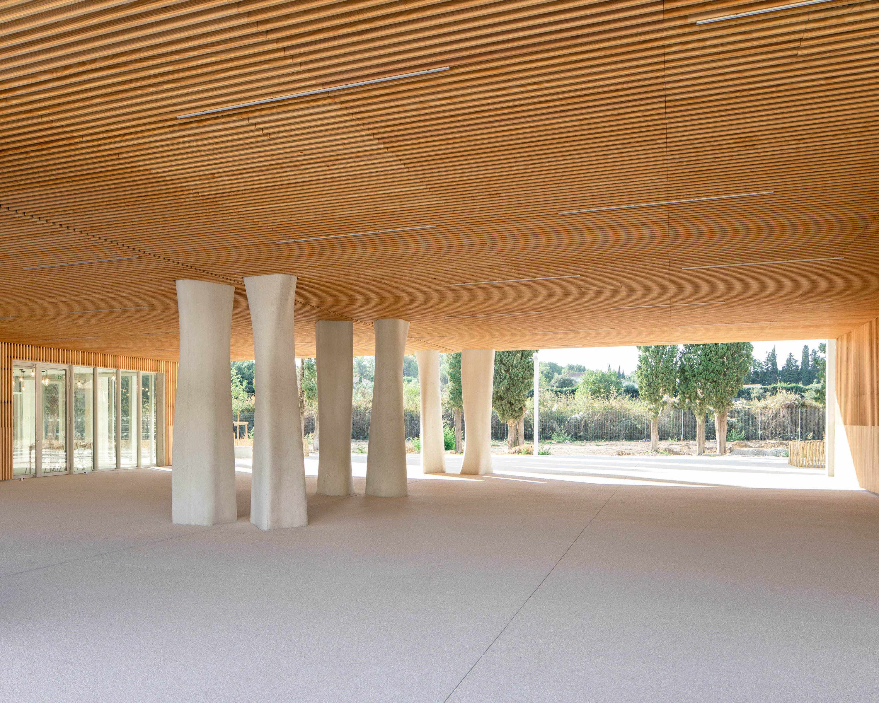 Laudescher’s wood solutions perfect the ethereal and rhythmic architectural composition of the Châteaurenard High School-3