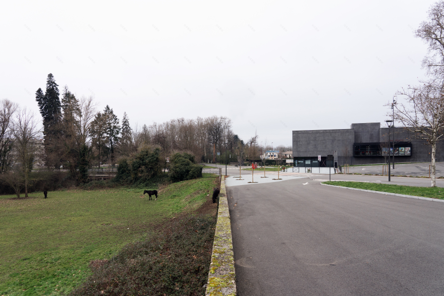 地形融入的黑色影院巨石-5