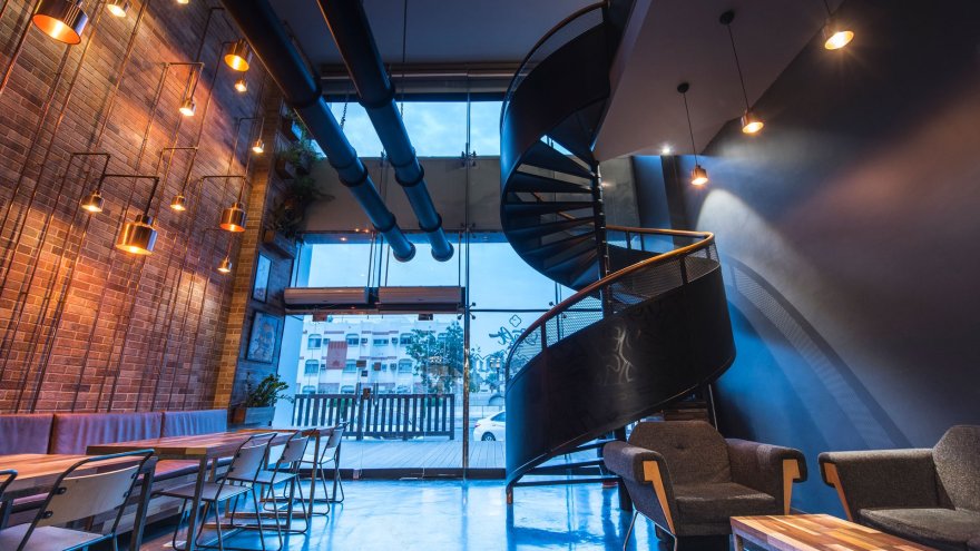 废木与铜的奢华碰撞——Liqui Studio 为 Brew 92 打造的中东风情咖啡店-0