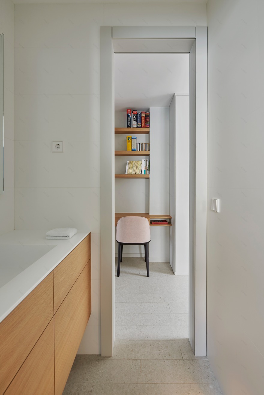 巴塞罗那海滨公寓翻新诠释现代生活-13