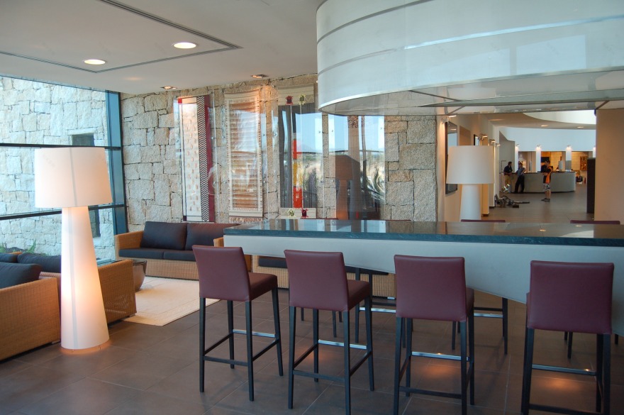 Olbia 机场别墅风格航站楼,精巧细节与自然融合-10