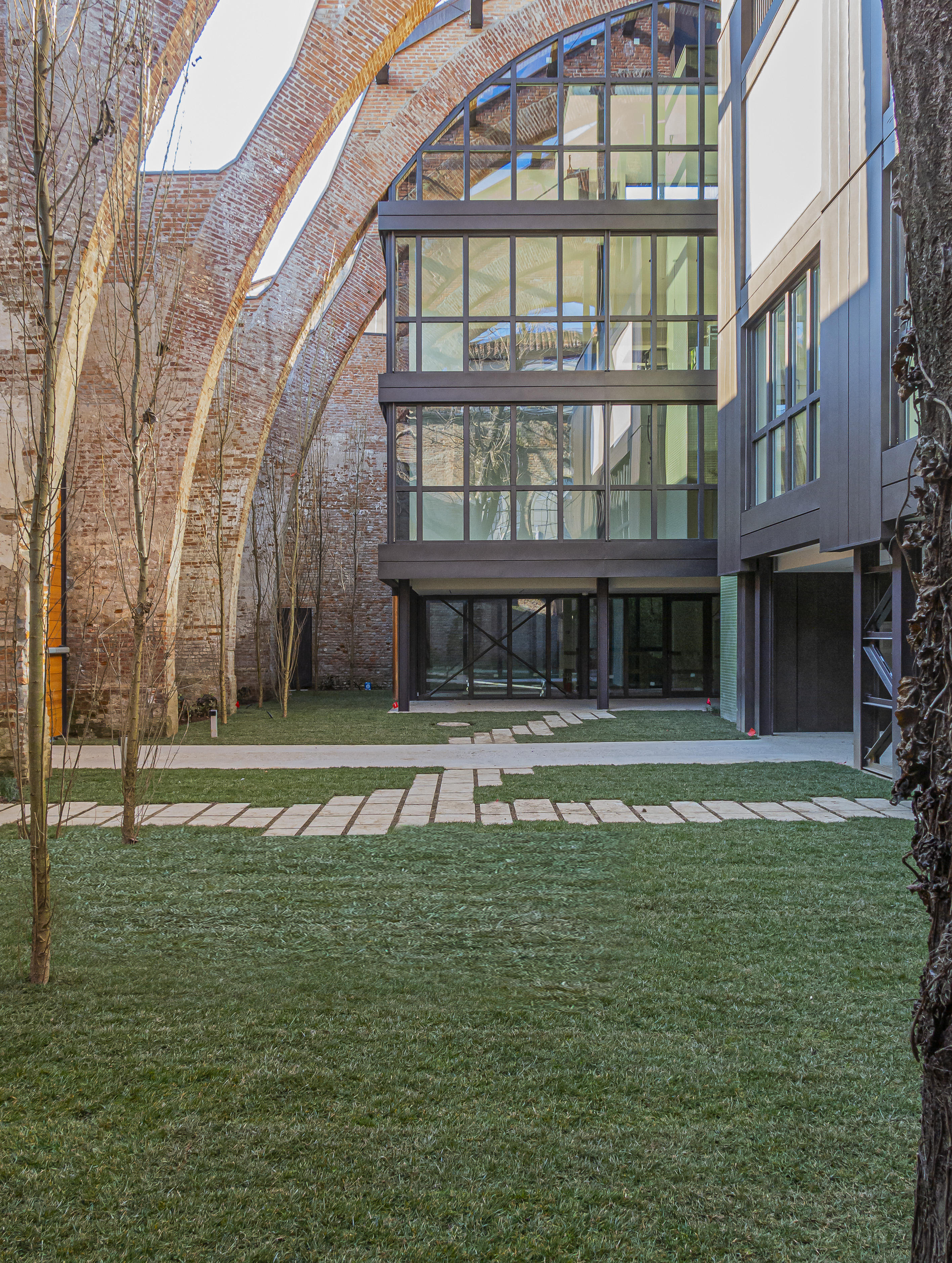 废弃马厩变宜居住宅,原汁原味保留历史痕迹-4