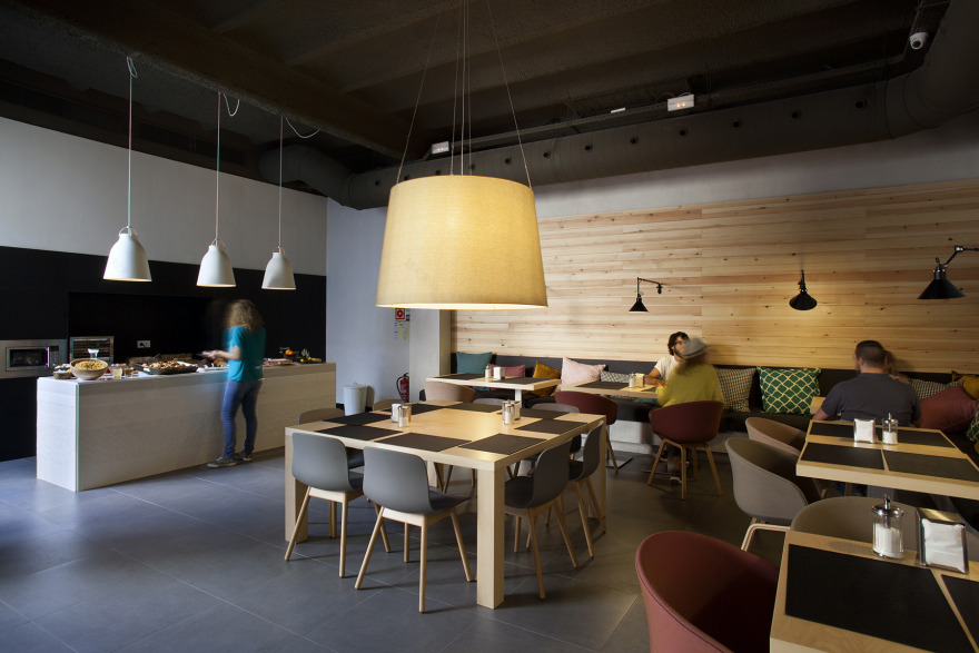 GCA 建筑师打造巴塞罗那 TOC 青年旅舍,工业风混搭地中海色彩-4