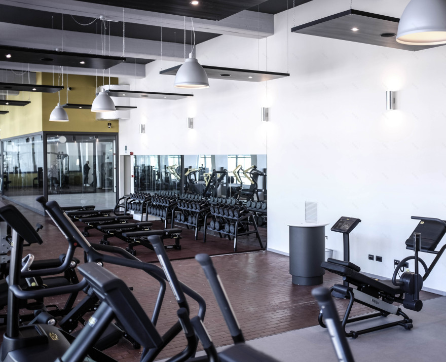 Olivetti 旧厂房改造,工业风 Spa、健身房和餐厅焕发新生-2