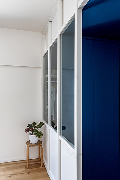 彩色木质漩涡,打造 50 平米别墅的极致空间利用-6