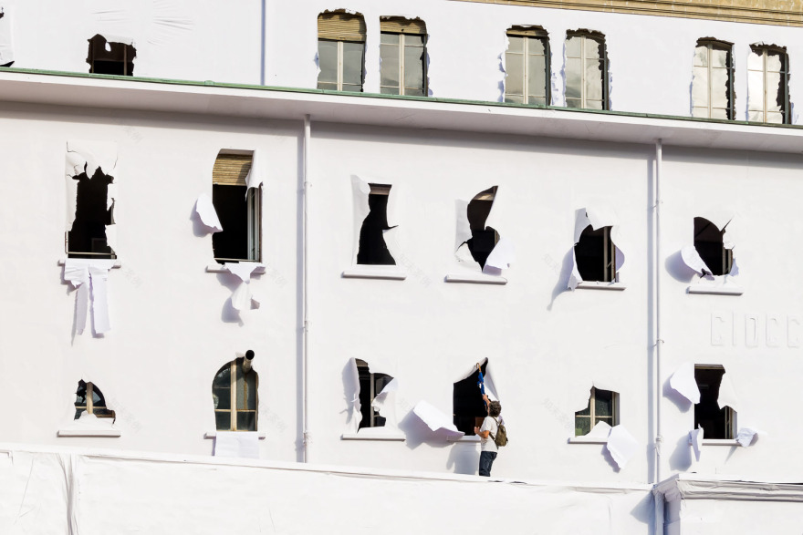 瑞士巧克力工厂“纸建筑”的临时空间艺术-0