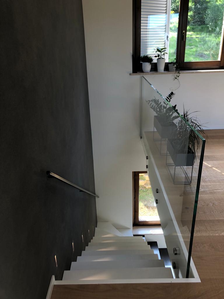 定制楼梯串联双层空间,木铁交融呈现和谐居室-0